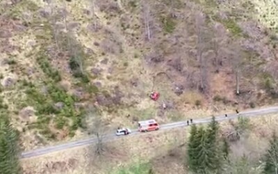 Muž sa pri Vyšnej Boci zrútil s autom do 300 metrov hlbokej rokliny. Zasahovať museli záchranári na helikoptére.