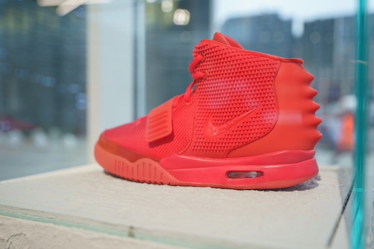 Nike Air Yeezy 2 „Red October“ od Kanyeho Westa, ktoré sa pohybujú od 50 000 až do 80 000 eur. Vyšli v troch variantoch a v predajni Off Trend Club nájdeš všetky farby tejto siluety.