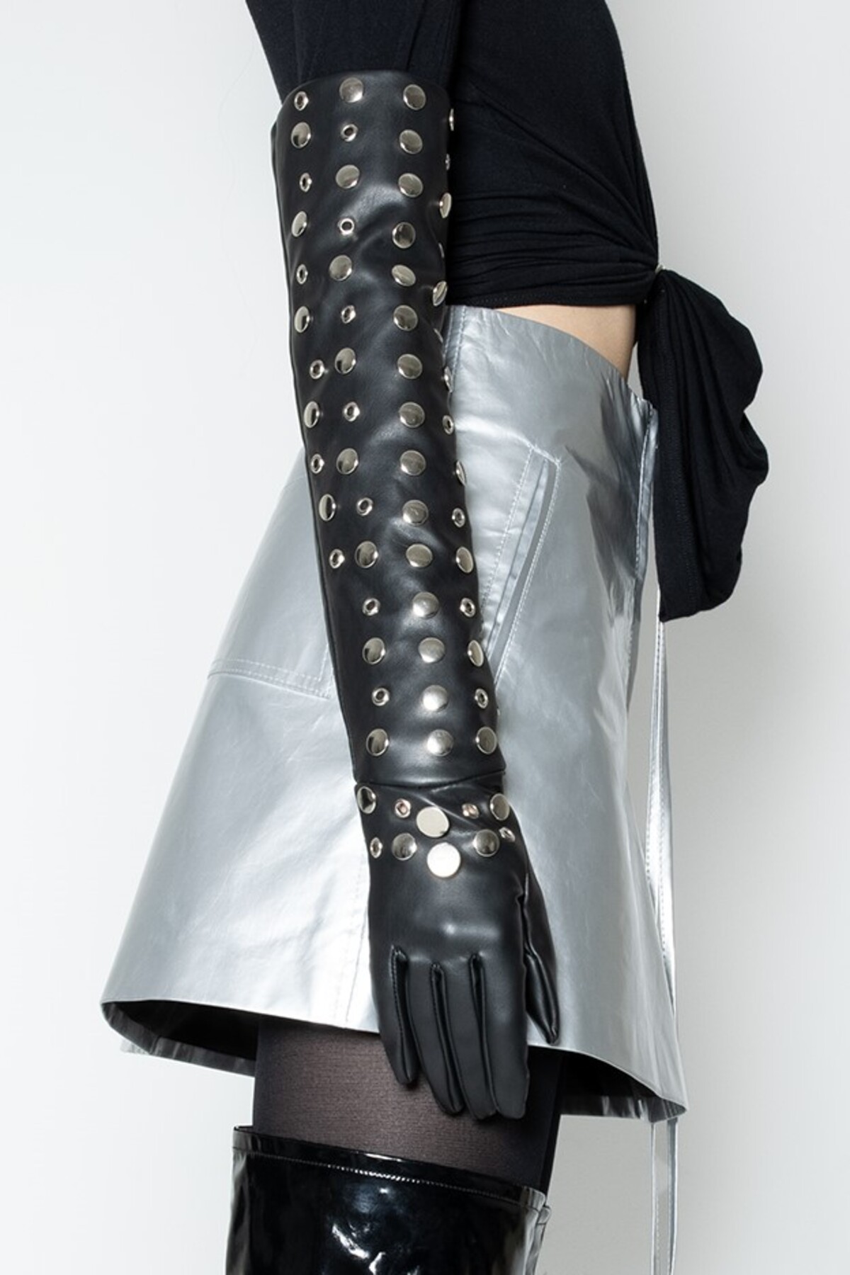 VEGAN LEATHER GLOVES WITH STUDS.