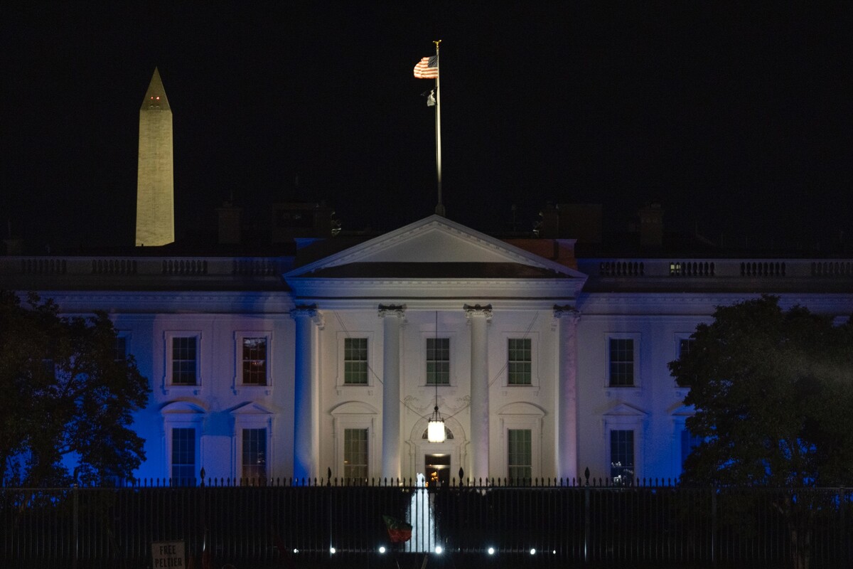 Bílý dům ve Washingtonu, D.C. v barvách izraelské vlajky. 