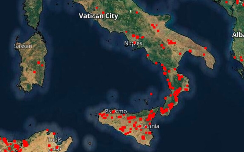 Ničivé požiare trápia čoraz viac aj Taliansko. Pribúdajú škody aj obete.