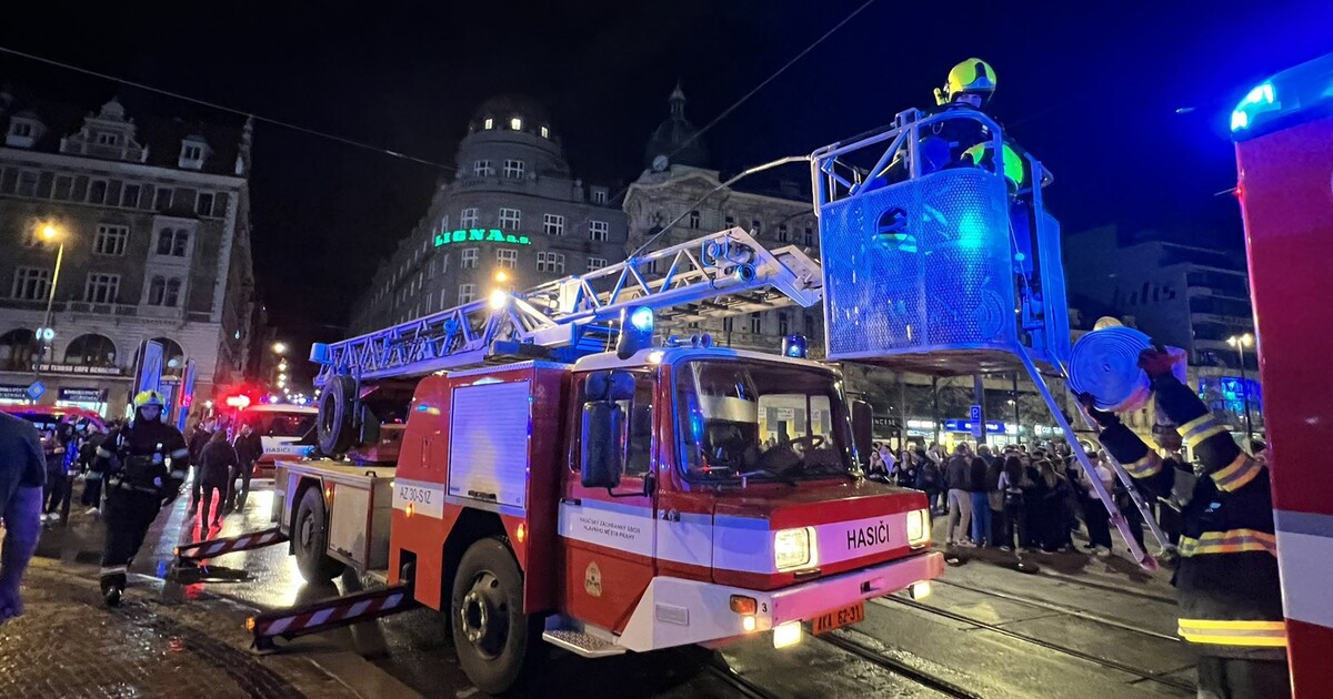V noci hořelo ve známém pražském klubu. Záchranné akce komplikovali opilí turisté