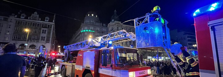 V noci hořelo ve známém pražském klubu. Záchranné akce komplikovali opilí turisté 