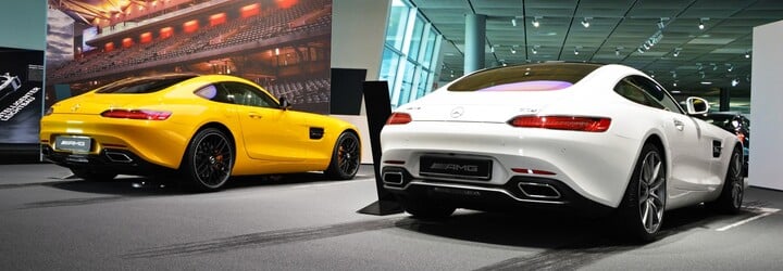 Když je stuttgartské muzeum během Zážitku roku zavřené, ohromí i přilehlý showroom s nablýskanými AMG!