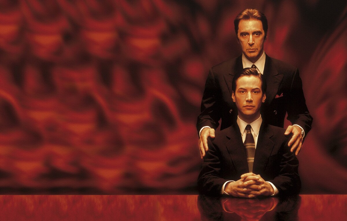 Al Pacino a Keanu Reeves v trileri Devil's Advocate. 