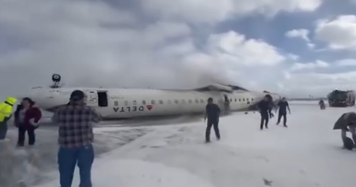 VIDEO: Letadlo v Torontu se při přistání otočilo vzhůru nohama. Zázrakem nikdo nezemřel