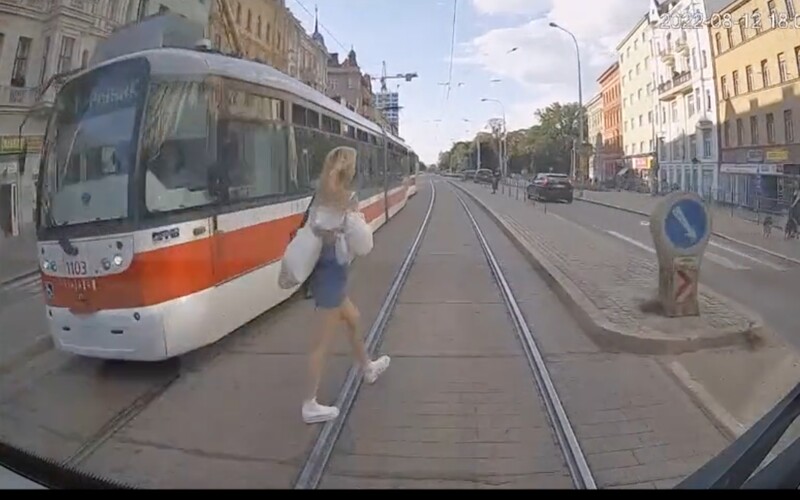 VIDEO: Nebýt rychlé reakce řidiče, skončila by pod tramvají. Brněnský dopravní podnik zveřejnil odstrašující video.