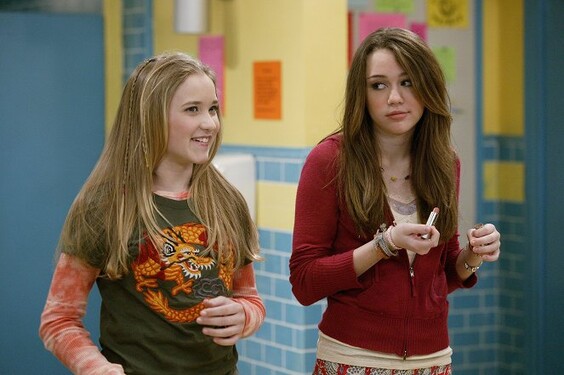 Na kterou univerzitu šla Miley a její nejlepší kamarádka studovat?