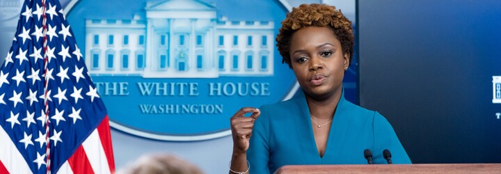 Prezident Biden má novou mluvčí. Karine Jean-Pierre je první černoškou a lesbou v této funkci