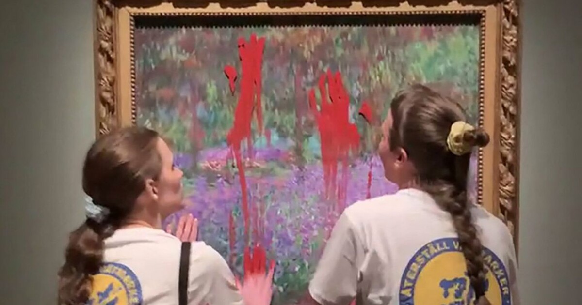 Video: Ekoaktivistky rozetřely barvu na Monetův obraz