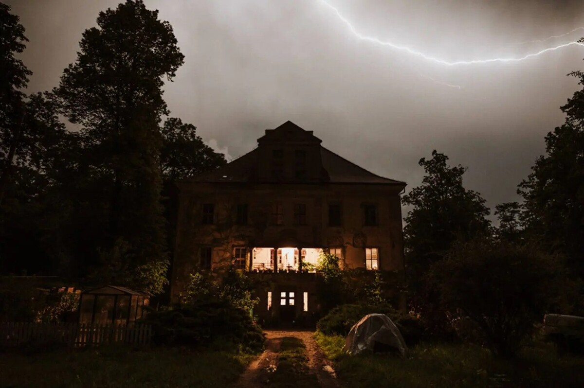 Rząsinský palác sa nachádza v Poľsku a pobyt v ňom môže byť poriadne strašidelný. 