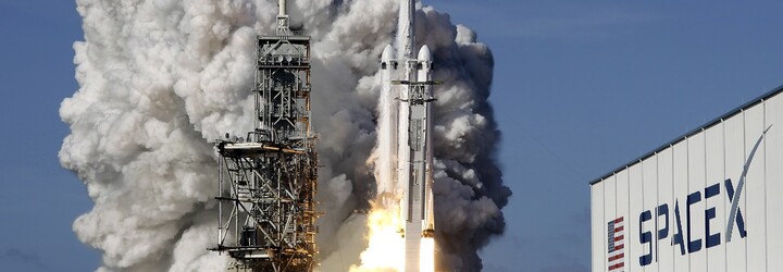 Muskova raketa Falcon Heavy úspěšně odstartovala a vyletěla do vesmíru. Přinést má epické pohledy
