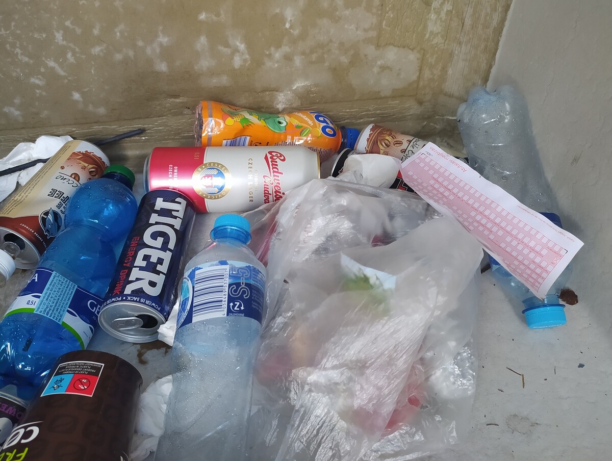 Odpad, ktorý našli v špeciálnych zberných nádobách na vratné fľaše a plechovky v národnom parku. 