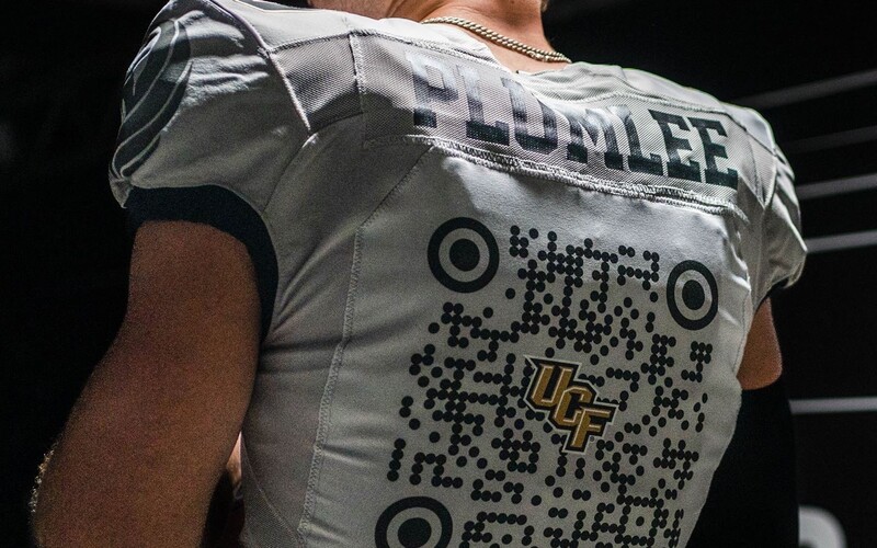 Čísla na dresoch tímu amerického futbalu nahradili QR kódy. Fanúšikovia sa vďaka nim dozvedia detaily o hráčoch.