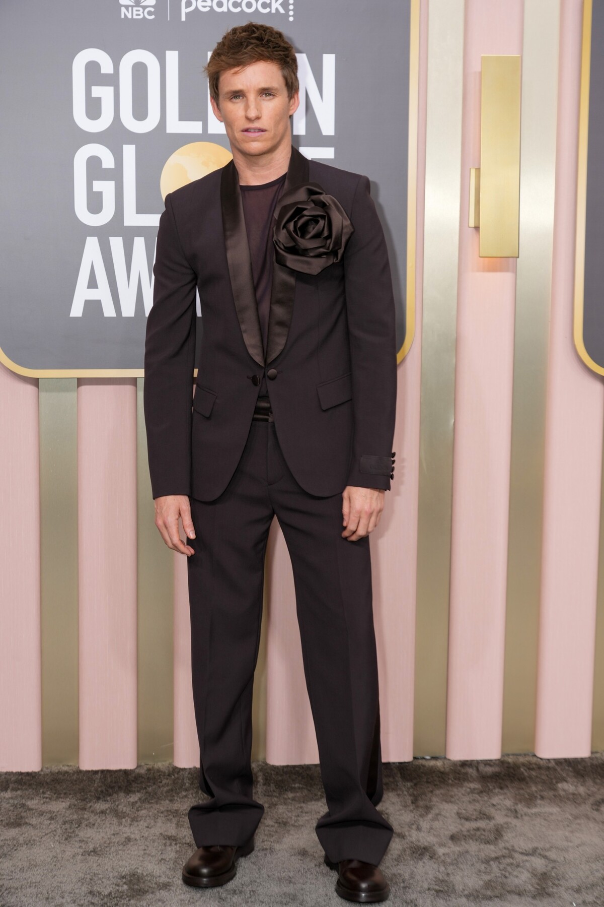 Eddie Redmayne predviedol na Golden Globes originálny outfit. Jeho blejzer krášlila saténová ruža, ktorá je skvelým ekvivalentom motýlika či kravaty.