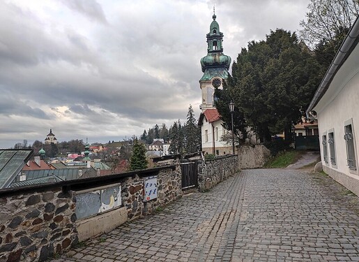 V roku 1762 tu Mária Terézia nechala zriadiť prvú vysokú školu technického charakteru na svete. Dnes je toto mesto zapísané na zozname UNESCO a návštevníkov láka množstvom kultúrnych, ale aj prírodných pamiatok. 