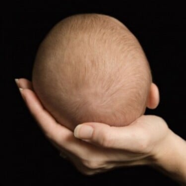 Väzivový útvar, ktorý sa nachádza na lebke malých detí v prvých dvoch rokoch života, sa nazýva