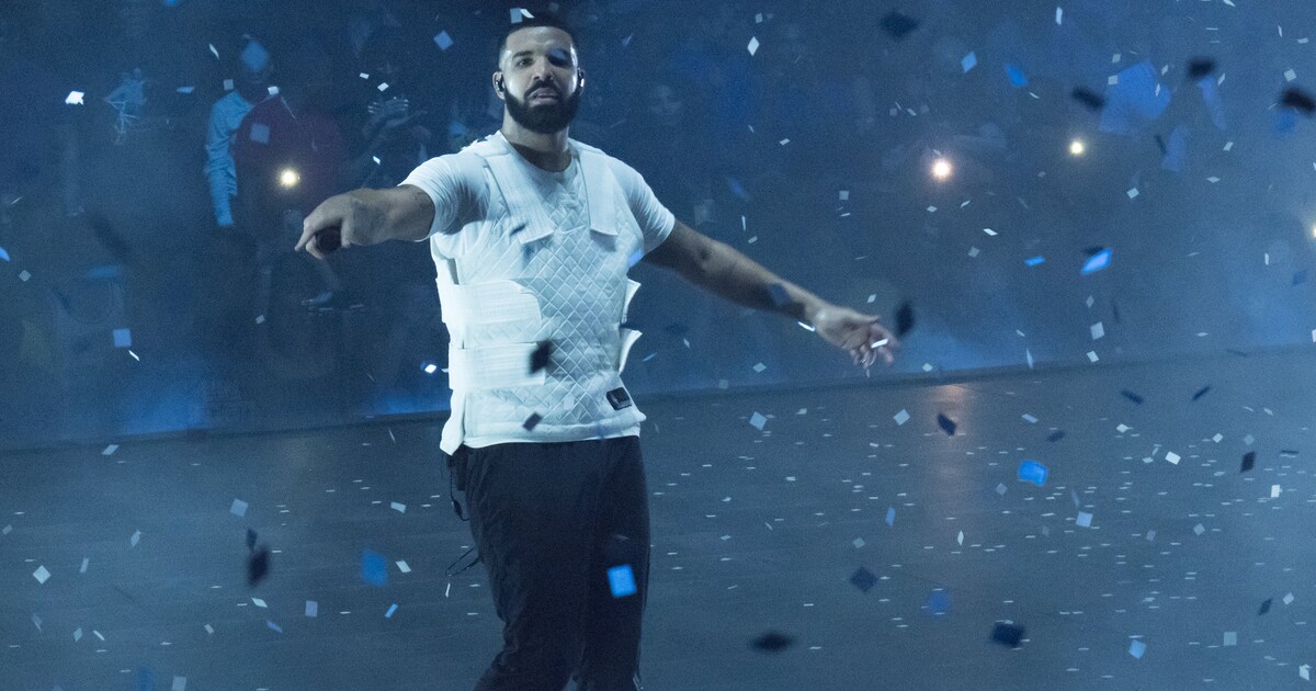 VIDEO: Rappera Drakea překvapila velikost podprsenky, která mu přistála na pódiu