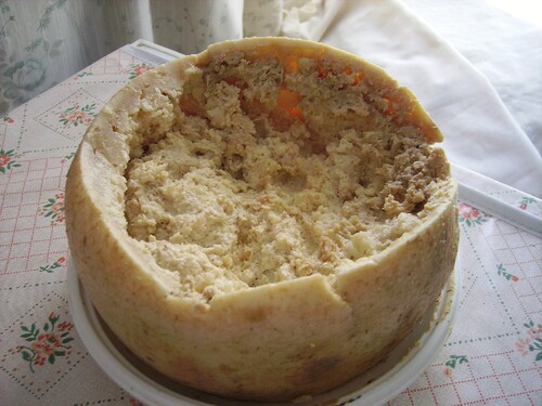 Casu Marzu je tradiční sýr ze Sardinie, který je určen pouze pro silné žaludky. Guinnessova kniha rekordů jej dokonce označuje za „nejnebezpečnější sýr na světě“. Proč?