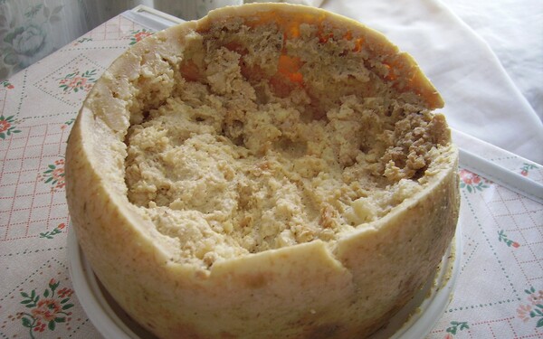 Casu Marzu je tradičný syr zo Sardínie, ktorý je určený len pre silné žalúdky. Guinnessova kniha rekordov ho dokonca označuje za „najnebezpečnejší syr na svete“. Prečo?