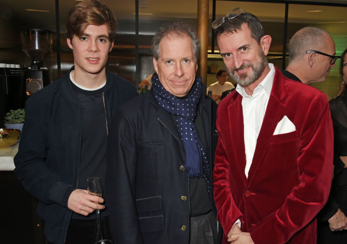 Charles Armstrong-Jones (vľavo) po boku svojho otca, snowdonského grófa Davida Armstronga-Jonesa, a grófa Manfredi della Gherardesca počas narodeninovej oslavy Alexandra Dundasa v roku 2017.