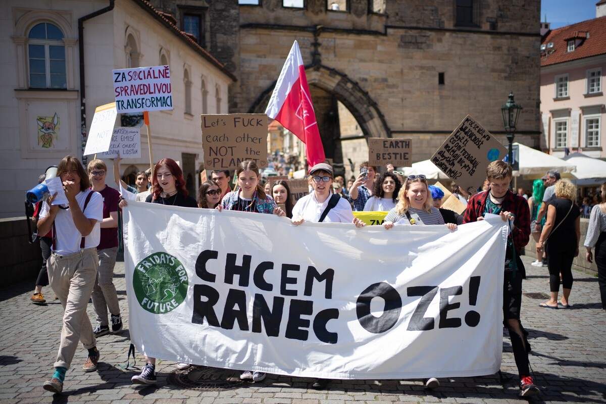 Studenti a studentky na stávce vyzvali vládu k řešení klimatické krize a ke spravedlivé transformaci.