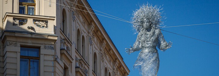 V Dlouhé ulici se vznáší socha, připomíná bolest ukrajinských matek