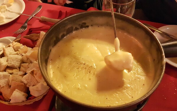 Jak se jmenuje toto tradiční alpské jídlo z roztaveného sýra?