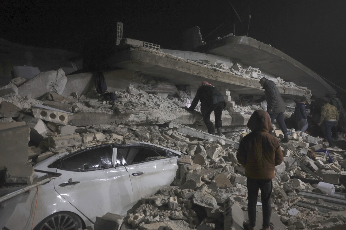 Místní obyvatel prohledává trosky budovy, která se zřítila ve městě Azmarin v provincii Idlib na severu Sýrie. Fotografie je z pondělí 6. února 2023.