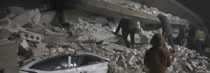 VIDEO: Pod troskami zničené budovy v Sýrii se narodilo dítě, jako jediné z rodiny přežilo