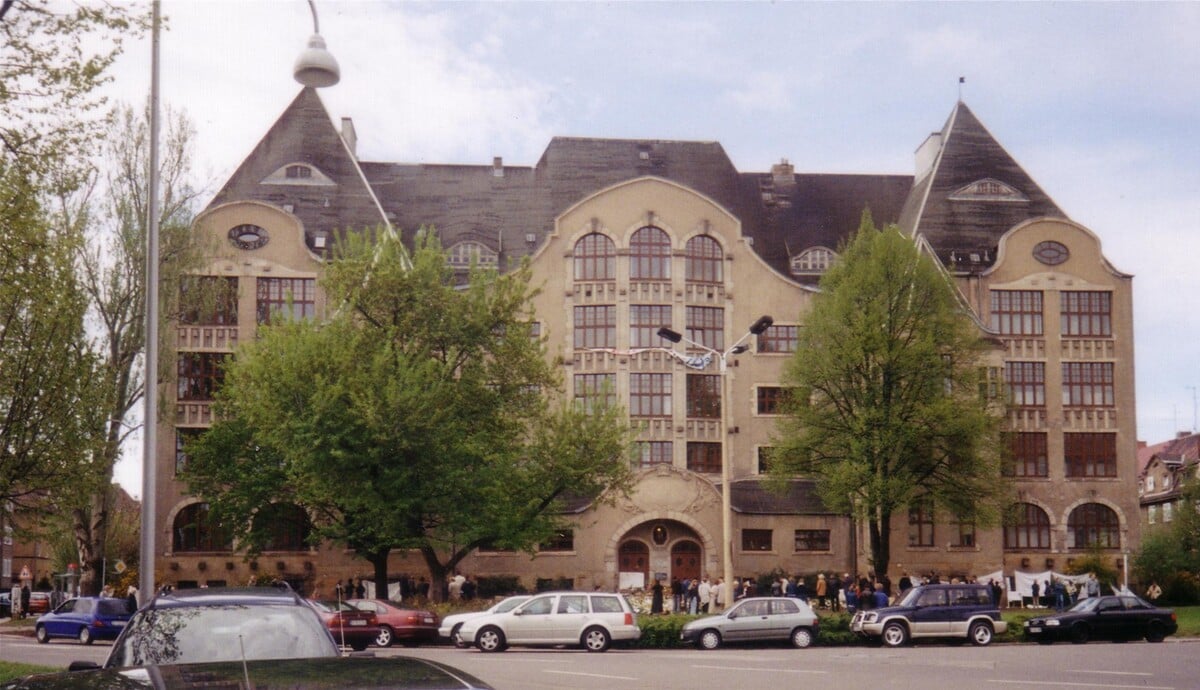 Gymnázium v Erfurte, kde sa v apríli roku 2002 odohral hrozivý masaker (fotografia z mája 2002).