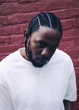 Nad hlavou Kendricka Lamara sa v pôvodnej verzii coveru nachádza názov tohto albumu. Uhádneš, aké je jeho znenie?