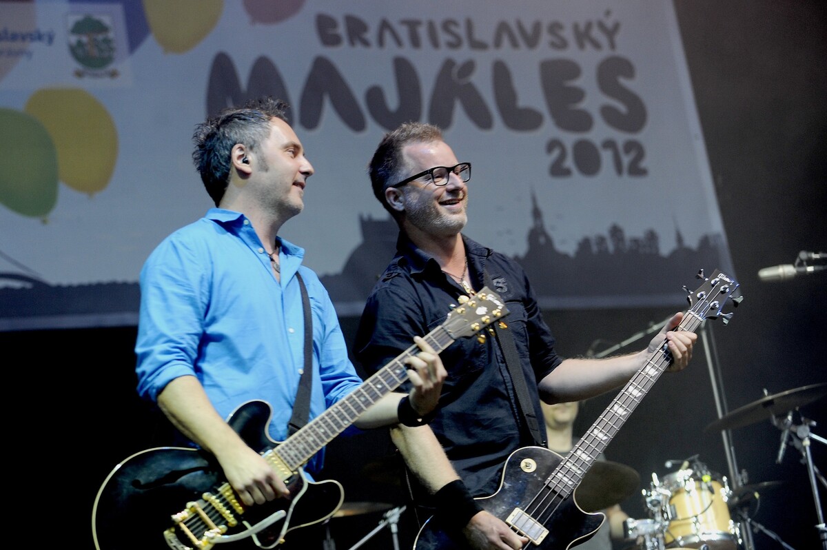 Zľava spevák a gitarista kapely Hex Peter Dudák alias Ďuďo a Tomáš „Yxo“ Dohňanský na Bratislavskom majálese 2012 na Tyršovom nábreží v Bratislave.