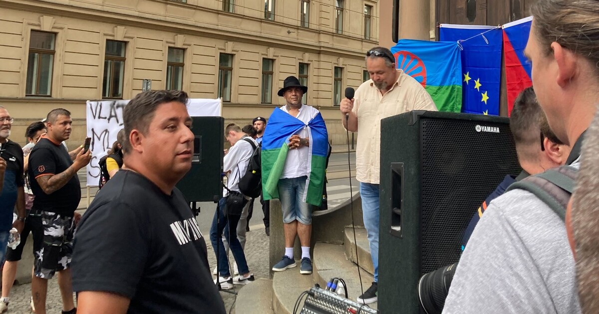 Romové se bojí o své bezpečí, demonstrovali před Úřadem vlády. Chtějí demisi a Babiše do čela