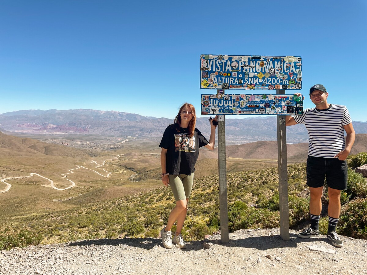 Viktória spolu so svojím priateľom cestuje po svete. Na fotke sú v provincii Jujuy v nadmorskej výške 4 200 m.