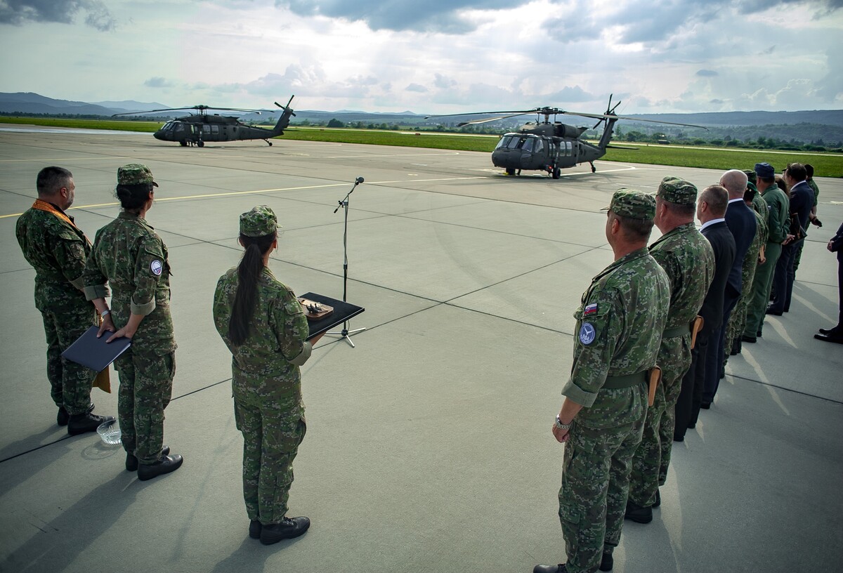 Dva vrtuľníky UH-60M Black Hawk letectva OS SR po pristátí na leteckej základni Sliač 26. augusta 2019.