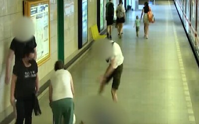 VIDEO: Muž brutálně napadl pár v metru. Ženu povalil, muže kopal na zemi.