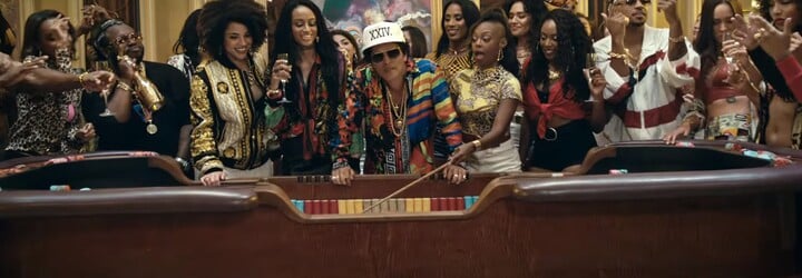 Bruno Mars jezdí ve videosinglu 24K Magic ve fontáně na vodním skútru. Jeho třetí album je hotové