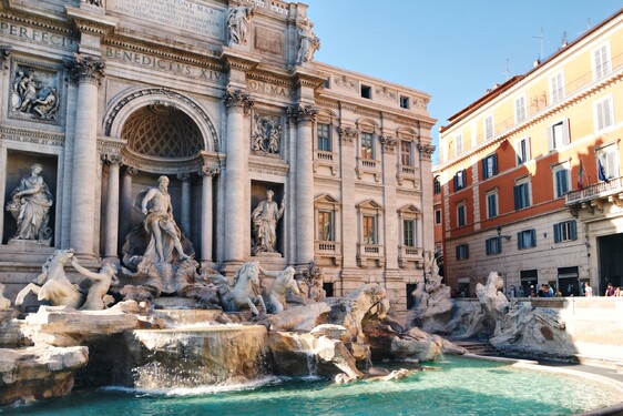 „Hoď mincu do vody a niečo si želaj.“ Každý deň tisícky turistov hádžu do slávnej Fontány di Trevi v Ríme mince a dúfajú, že sa ich priania naplnia. Tipneš si, koľko eur takto skončí vo vode každý rok? 