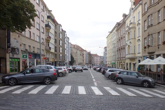 Tato čtvrť se nachází jen kousek od Pražského hradu a její dominantou je velké kruhové náměstí. Najdeme tu také areál vysokých škol, Národní technickou knihovnu či Divadlo Spejbla a Hurvínka. Specialitou je pak 88 metrů vysoký hotel postavený v duchu socialistického realismu. Poznáš, která čtvrť to je? 