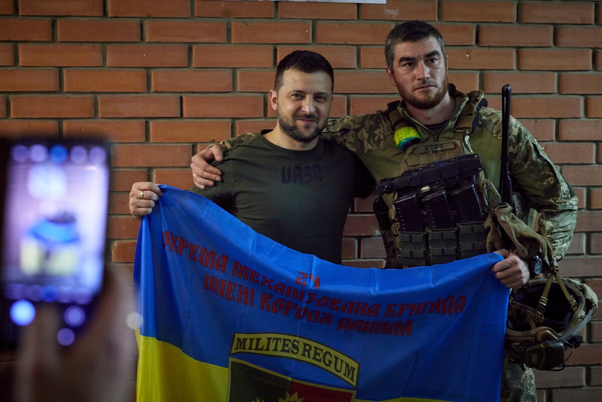 Ukrajinský prezident Volodymyr Zelenskyj pózuje s vojakom počas jeho návštevy armádneho velenia neďaleko frontovej línie v Doneckej oblasti na východe Ukrajiny