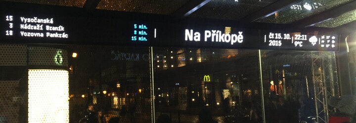 Praha se může pyšnit první multifunkční zastávkou, kde si můžete nabít telefon nebo se připojit na wifi