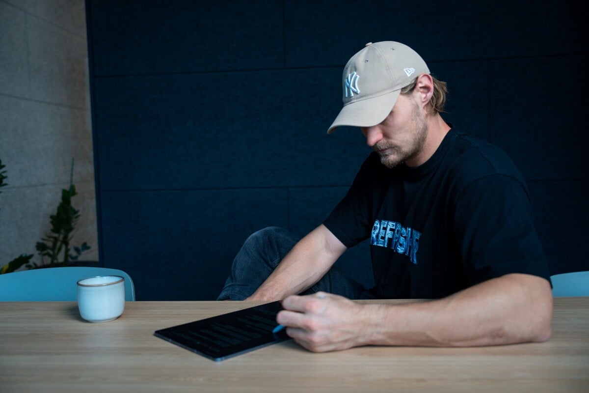 Vďaka umelej inteligencii Martin dokáže efektívnejšie sledovať najnovšie trendy, vytvárať vizuály či sumarizovať texty.