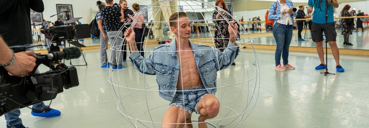 Odhalené telá, extravagancia a nežnosť balerín. Pred navrhovaním kostýmov pre balet mal rešpekt aj Boris Hanečka