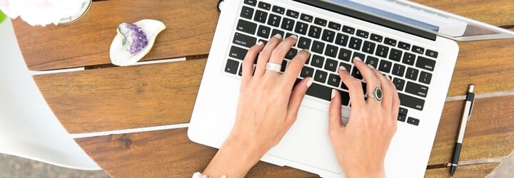 Instagramu nedominujú len dokonalé prsia a zadky, no aj literatúra. Tvorbu slovenských IG spisovateľov sledujú desaťtisíce ľudí