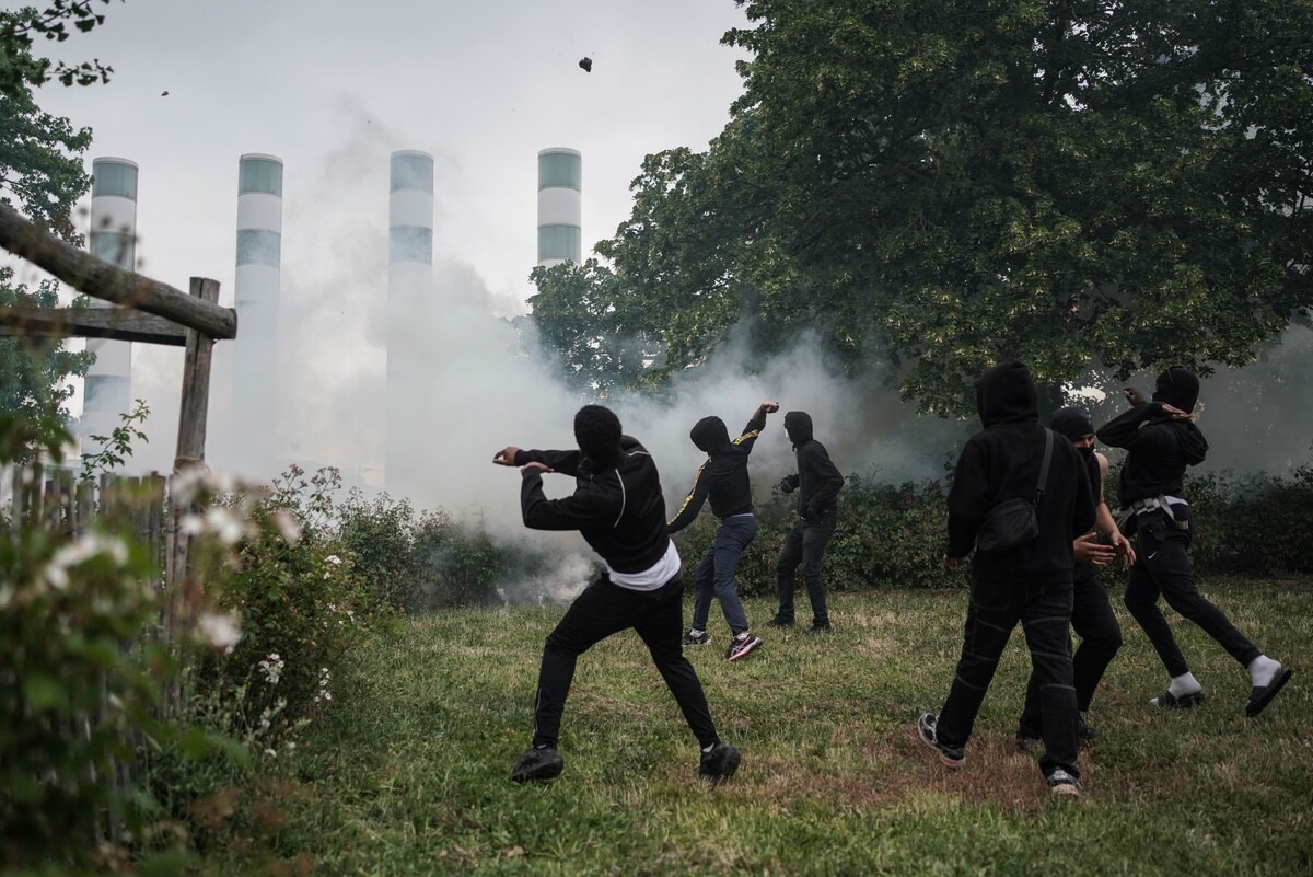 Město Nanterre se změnilo v bojovou zónu. Policie se snažila protestující rozehnat slzným plynem a gumovými projektily.