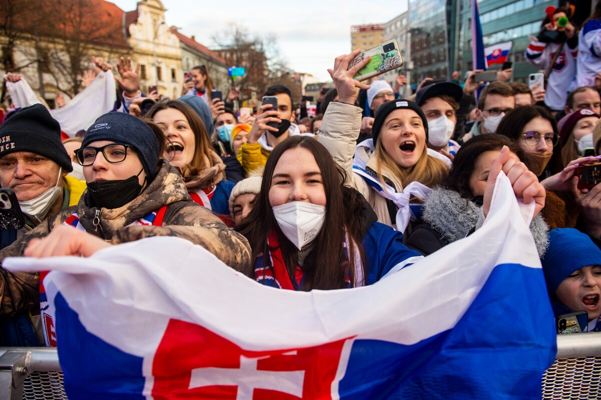 Na snímke fanúšikovia počas osláv s bronzovými hokejovými medailistami na Námestí SNP v Bratislave 22. februára 2022. 