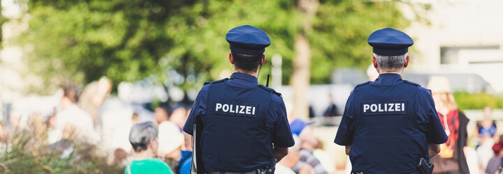 VIDEO: Berlín se během silvestra změnil ve „válečnou zónu“. Agresoři pálili pyrotechniku na hasiče i policisty