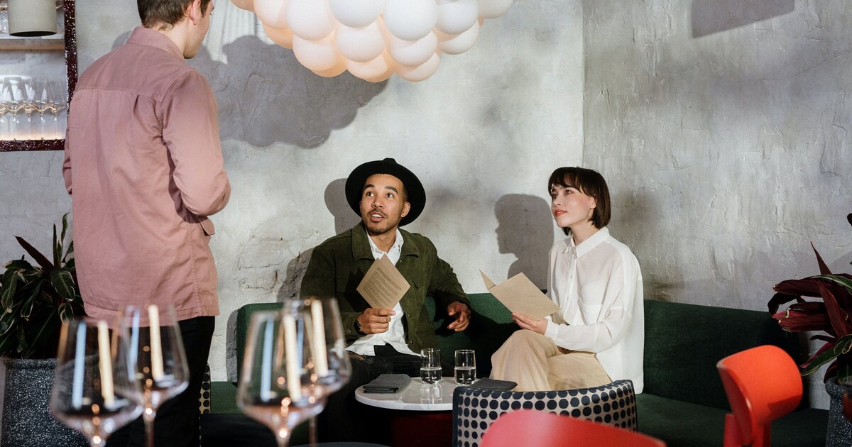 Obědy v Praze stojí v průměru 205 korun. Ve kterém městě jsou s ohledem na mzdy nejdražší?