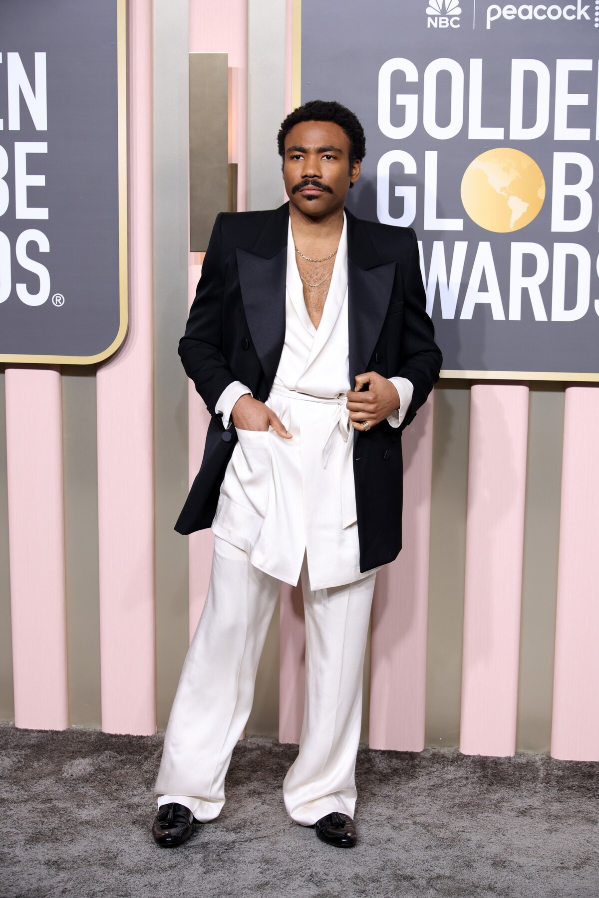 Donald Glover na odovzdávaní Zlatých glóbusov 2023 v minimalistických modeloch z dielní módneho domu Saint Laurent.